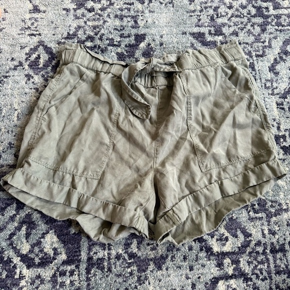 Aerie Boho Flowy High Waisted Paper Bag Style Olive Green Women's Casual Shorts - Picture 2 of 6